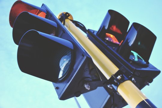 Apar semafoarele în patru culori. Care va fi scopul lor