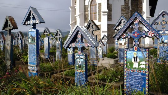 Cimitirul Vesel din Săpânţa, locul în care moartea este luată în râs în România. Povestea neştiută