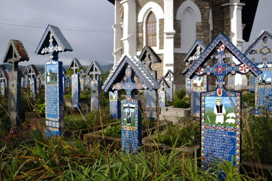 Cimitirul Vesel din Săpânţa, locul în care moartea este luată în râs în România. Povestea neştiută