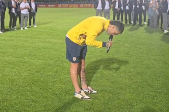 Naţionala a revenit acasă. Emoţie şi lacrimi la Mogoşoaia: "Aţi fost primul nostru jucător"