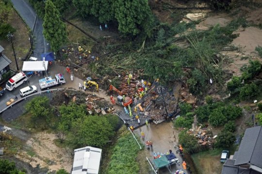 S-a dat alarma! Patru persoane au fost date dispărute în urma unei alunecări de teren în Japonia