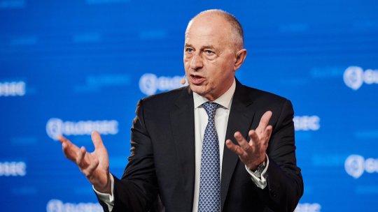 Mircea Geoană a plecat de la NATO, decorat de Jens Stoltenberg
