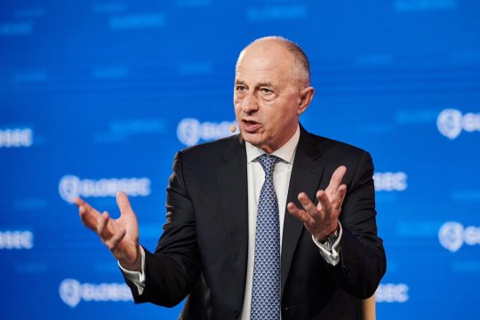 Mircea Geoană a plecat de la NATO, decorat de Jens Stoltenberg