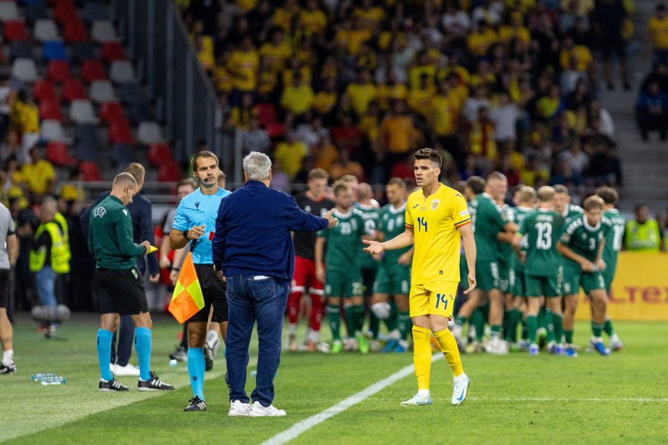 Ianis Hagi dă mâna cu Mircea Lucescu la finalul partidei cu Lituania