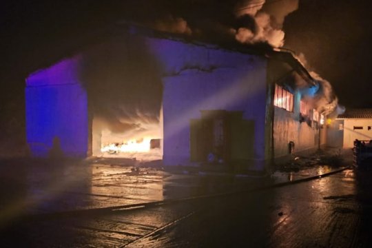 Incendiu de proporții în Dâmbovița. S-a emis mesaj RO-Alert din cauza fumului dens
