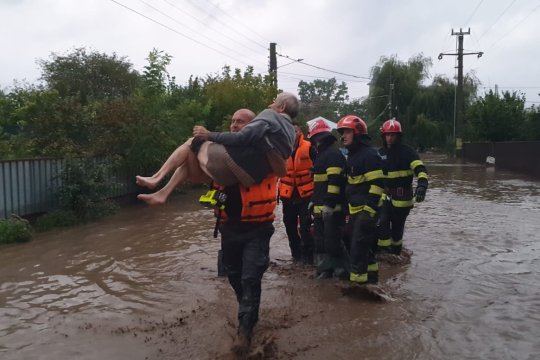 Moldova este sub ape! Două persoane și-au pierdut viața și alte 60 au fost deja evacuate în județul Galați