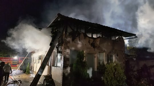 Pompierii prahoveni au avut o misiune contra cronometru noaptea trecută. Două case s-au făcut scrum și o persoană a ajuns la spital