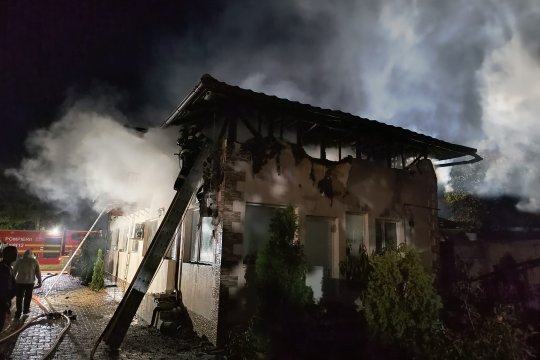 Pompierii prahoveni au avut o misiune contra cronometru noaptea trecută. Două case s-au făcut scrum și o persoană a ajuns la spital