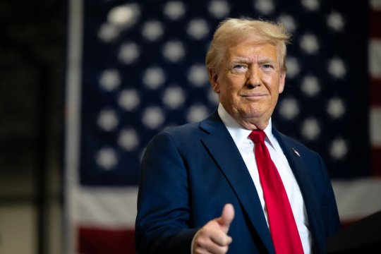 Donald Trump lansează un ceas de 100.000 de dolari pentru a își finanța campania. ”Ador aurul, ador diamantele”