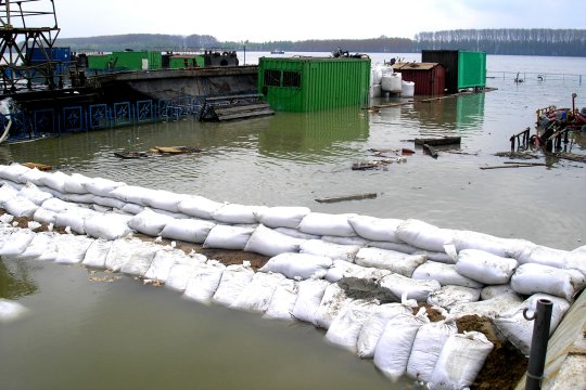 Alertă în România din cauza posibilelor inundații. Apele Române pregătesc saci de nisip și întăresc barajele