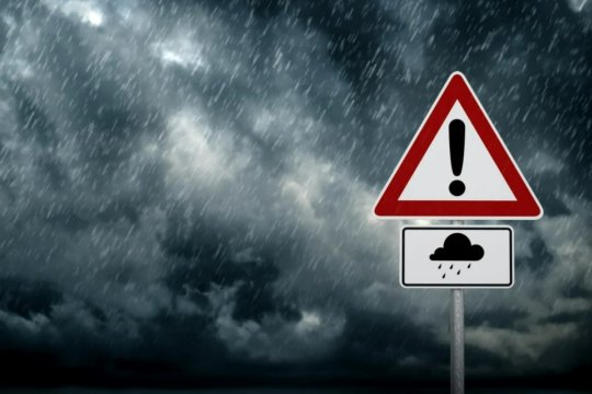 Vremea devine capricioasă în România! S-a emis un cod roșu de ploi pentru un județ din țară