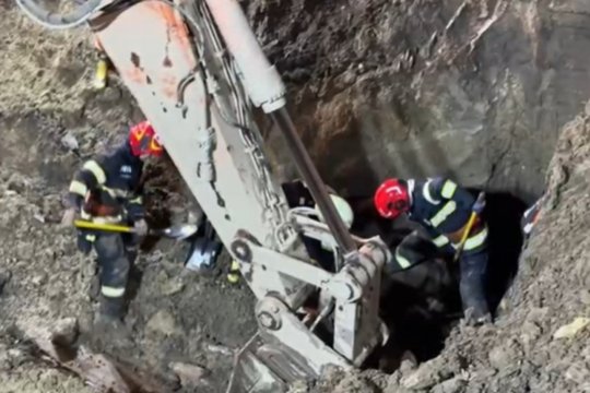 Incident tragic într-o comună din Suceava. Un bărbat a fost îngropat de viu la 10 metri sub pământ, în timp ce săpa o fântână