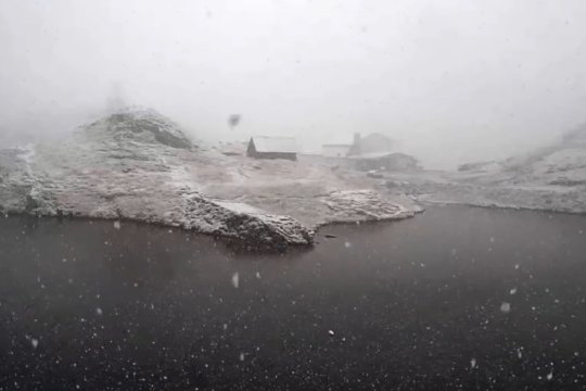 Imagini de poveste cu prima ninsoare de anul acesta. La Bâlea Lac au căzut primii fulgi de zăpadă