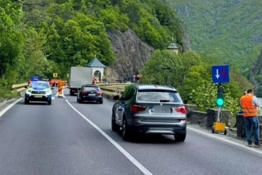 Restricții de circulație noi pe Valea Oltului. Ce sectoare de drum vor fi închise