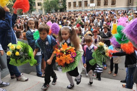 Noul an școlar vine cu un profit mare pentru florării. Câți bani cheltuie un român pe un buchet de flori, în prima zi de școală