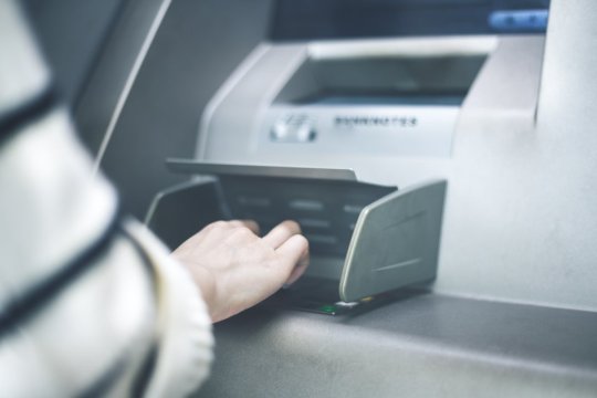 Bancomatele luate cu asalt la început de an de pensionari. Au intrat pensiile pe card
