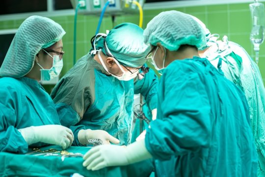 El este românul care a fost înjunghiat în Egipt. Se afla în vacanță, alături de mama sa
