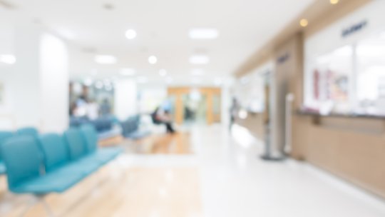 S-a dat alarma la Spitalul din Onești. Un pacient de 71 de ani a înjunghiat un paznic din cauza unei ieșiri nervoase