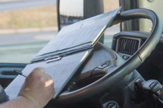 Amendă record pentru un șofer de TIR. A rămas fără 12.000 de lei în câteva minute