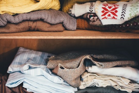 Cum să nu deteriorezi hainele din lână, atunci când le speli? Ghid complet în 9 pași