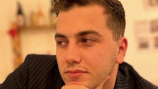 Povestea profesorului de 26 de ani devenit viral. Mihail le dă teme elevilor la 22:00