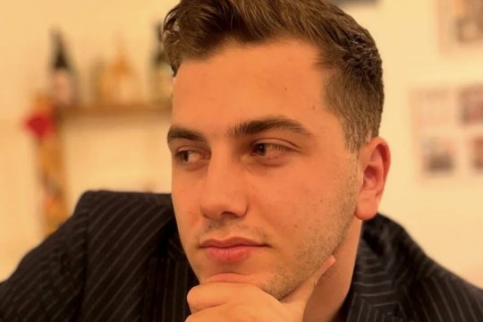 Povestea profesorului de 26 de ani devenit viral. Mihail le dă teme elevilor la 22:00