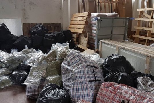 Captură uriașă de droguri în Italia. Cocaină și hașiș, ascunse în batoane de ciocolată și mașini modificate