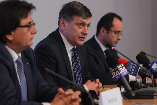 Liderii coaliției se întâlnesc să discute dacă merg sau nu cu Crin Antonescu la prezidențiale. Situația este dificilă și la PSD și la PNL