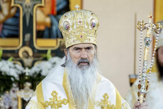 ÎPS Teodosie, o nouă gafă la slujba de Bobotează. Arhiepiscopul Constanței s-a împiedicat din nou pe cisternă