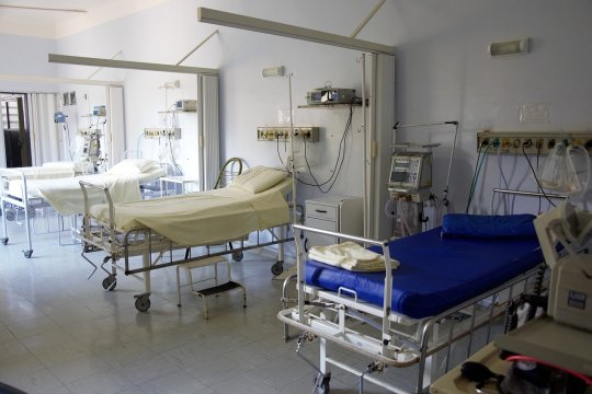 Incident neobișnuit într-un spital din Alba. Un bărbat a confundat un aparat medical cu un aspirator și l-a furat