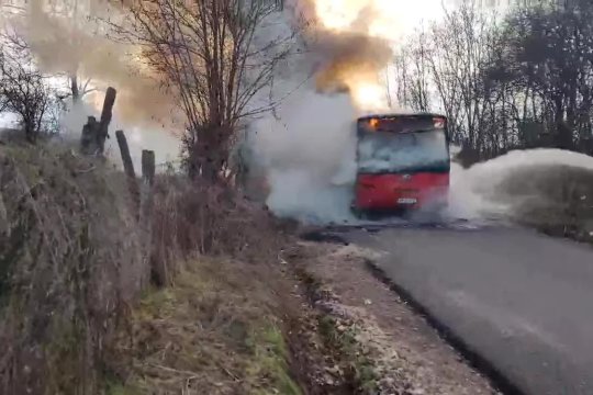 Incendiu de proporții în Alba Iulia. Un autocar a fost cuprins de flăcări în timp ce transporta mai mulți călători
