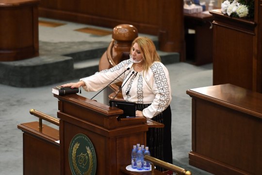 Familia Dianei Șoșoacă a fost amenințată. Președinta SOS România se retrage din viața publică