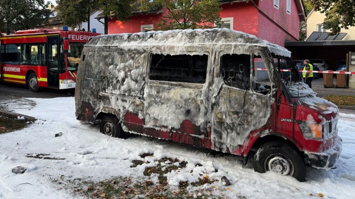 Duba găsită incendiată în fața clădirii