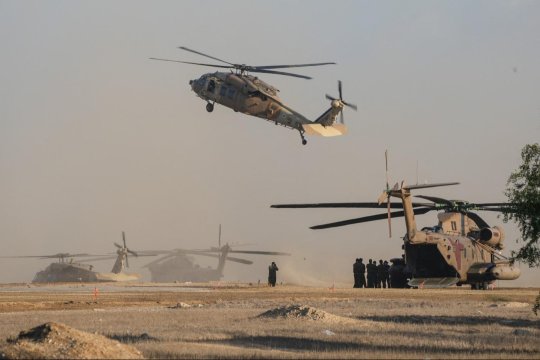 Hamas eliberează primii ostatici israelieni, în timp ce Donald Trump sosește în Israel pentru a celebra armistițiul