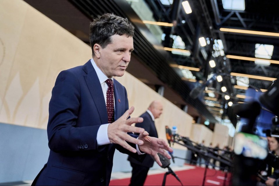 Nicușor Dan, în timp ce răspunde întrebărilor jurnaliștilor la Copenhaga, 2 oct. 2025