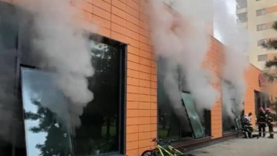 Incendiu puternic la subsolul unui bloc de pe Calea Plevnei. Zeci de oameni evacuați, o persoană rănită