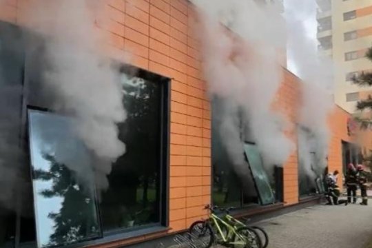 Incendiu puternic la subsolul unui bloc de pe Calea Plevnei. Zeci de oameni evacuați, o persoană rănită