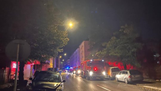 Primele imagini în urma exploziei dintr-un bloc din Bistrița! Un bărbat de 77 de ani, rănit și transportat la spital