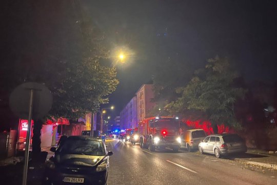 Primele imagini în urma exploziei dintr-un bloc din Bistrița! Un bărbat de 77 de ani, rănit și transportat la spital