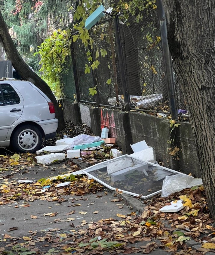 Pagube materiale, aruncate de către explozie