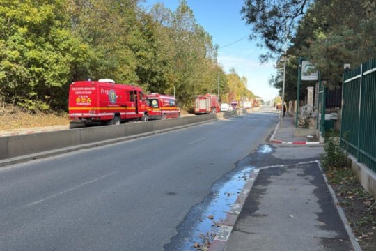 Incendiu puternic în Pipera! Două mașini au luat foc, iar 40 de persoane au fost evacuate dintr-un hotel