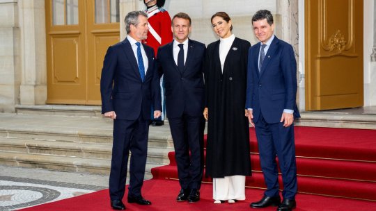 Nicușor Dan, din nou pus în dificultate la un eveniment internațional. Președintele României a ezitat în fața regelui și reginei Danemarcei