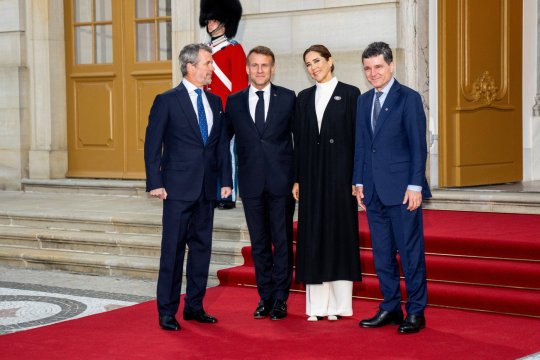 Nicușor Dan, din nou pus în dificultate la un eveniment internațional. Președintele României a ezitat în fața regelui și reginei Danemarcei
