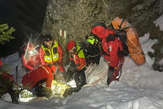 Tragedie în munți. O turistă de 29 de ani a murit după ce s-a prăbușit într-o râpă din Parcul Național Piatra Craiului