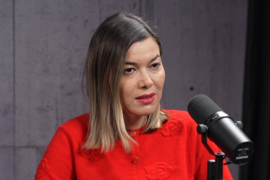 Soarele, principalul inamic al pielii. Dr. Carmen Tudor dezvăluie în podcastul I AM MEDIA cum să te protejezi corect
