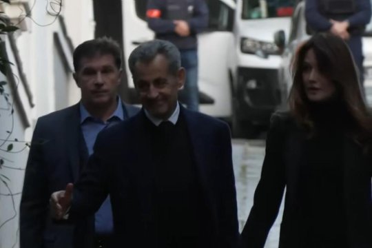 Nicolas Sarkozy se îndreaptă spre închisoare. Fostul președinte al Franței, aplaudat de mulțime la plecarea de acasă
