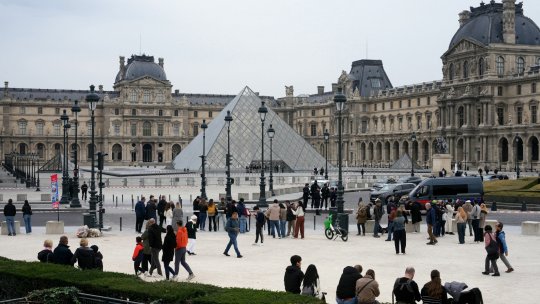 Primele rețineri în jaful secolului de la Paris. Poliția franceză a prins doi bărbați suspectați de furtul bijuteriilor Coroanei