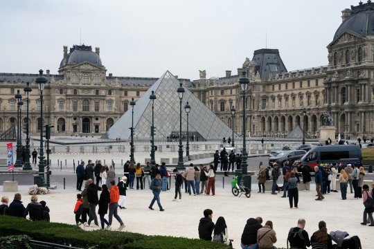 Primele rețineri în jaful secolului de la Paris. Poliția franceză a prins doi bărbați suspectați de furtul bijuteriilor Coroanei