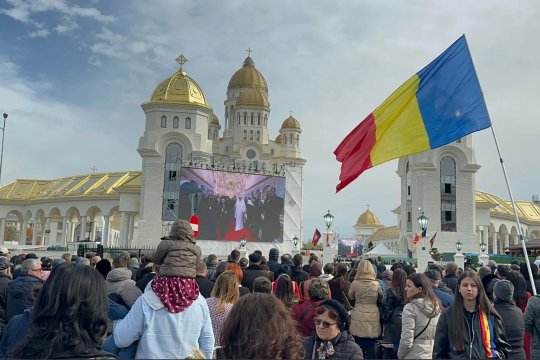 Huiduieli la Catedrala Mântuirii Neamului. Susținătorii lui Călin Georgescu au strigat numele fostului candidat