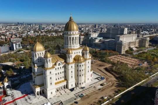 Un bărbat, prins în timp ce distribuia ziare extremiste la sfințirea Catedralei Naționale. A fost predat poliției